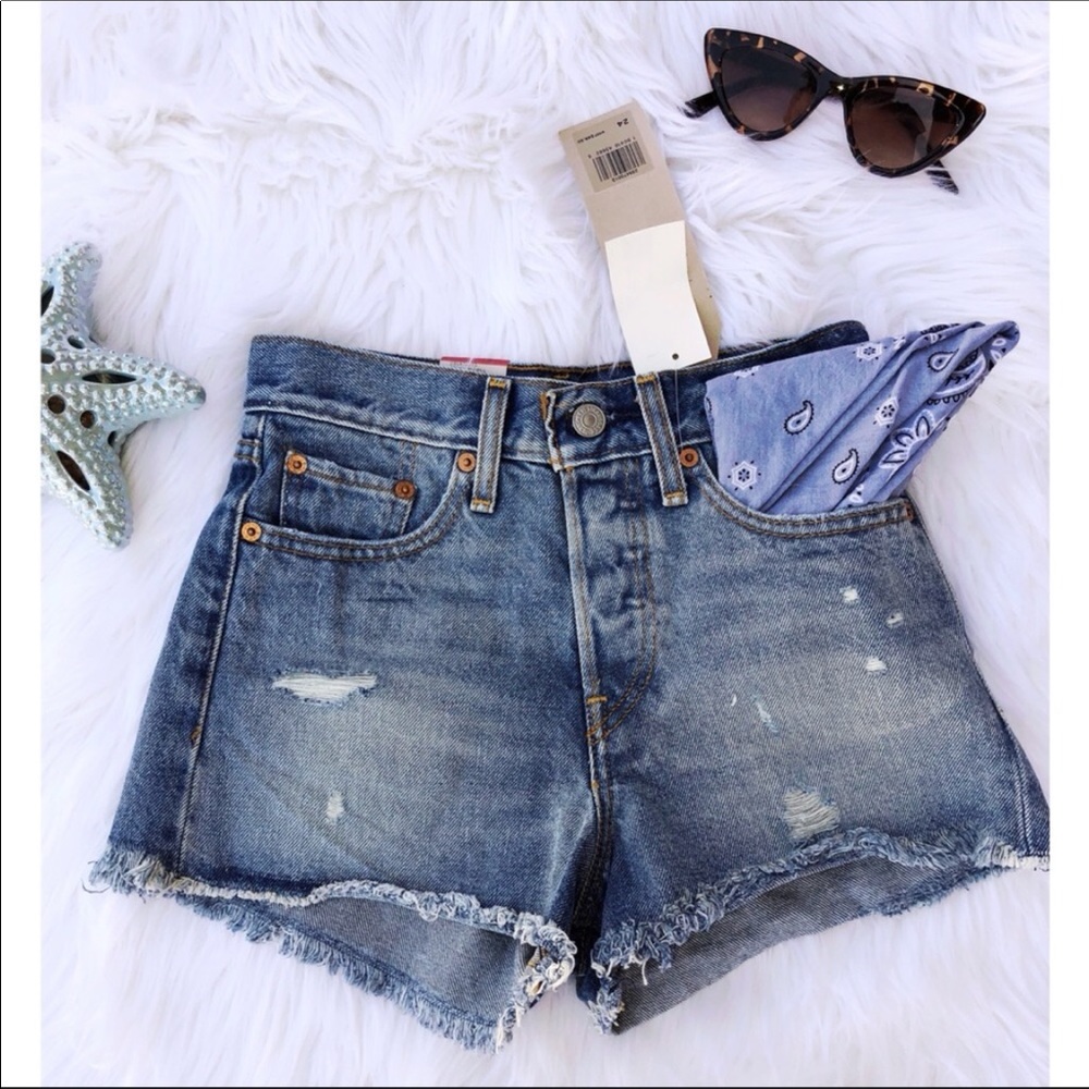 Last 1! Levi’s High Rise Wedgie Fit Shorts - Picture 7 of 7